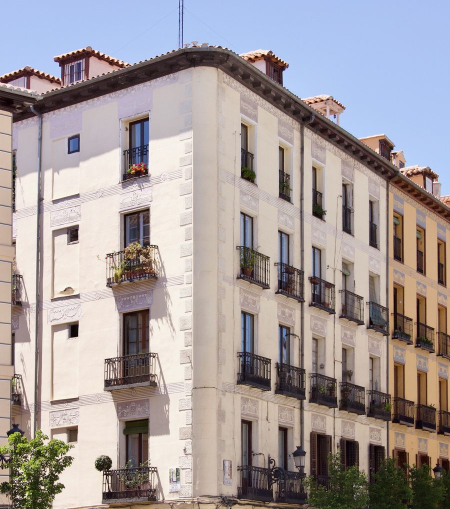 Edificio de viviendas tradicional en España